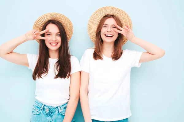 Zwei Junge Schöne Lächelnde Hipsterinnen Trendigen Sommerweißen Shirts Und Jeanskleidern — Stockfoto