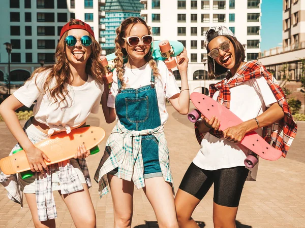 Tres Jóvenes Sonriendo Hermosa Hembra Con Monopatines Centavo Colores Mujeres —  Fotos de Stock