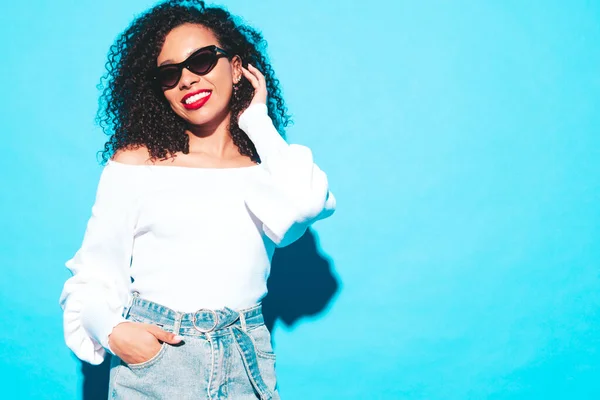 Mulher Preta Bonita Com Afro Cachos Penteado Modelo Sorridente Roupas — Fotografia de Stock