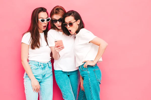 Tre Giovani Belle Donne Hipster Sorridenti Abiti Alla Moda Estate — Foto Stock