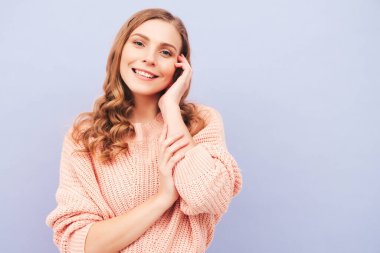 Son moda yaz hippi kıyafetleri içinde gülümseyen güzel bir kadının portresi. Stüdyoda mor duvarın yanında poz veren kaygısız seksi kadın. Pozitif model içeride eğleniyor.