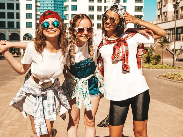 Porträt Von Drei Jungen Schönen Lächelnden Hipsterinnen Trendiger Sommerkleidung Unbekümmerte — Stockfoto