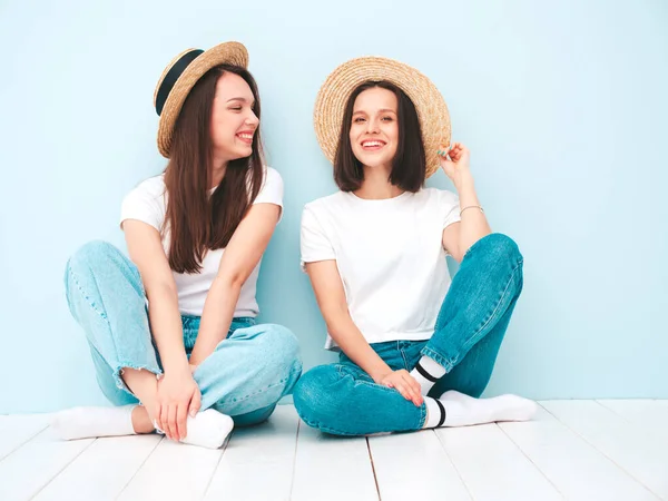 Dos Jóvenes Hermosas Sonrientes Hipster Hembra Moda Verano Camiseta Blanca —  Fotos de Stock