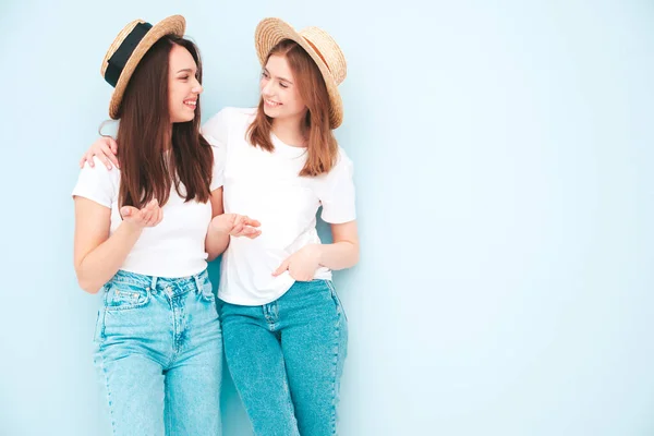 Dois Jovens Bonita Sorridente Hipster Fêmea Moda Verão Branco Shirt — Fotografia de Stock