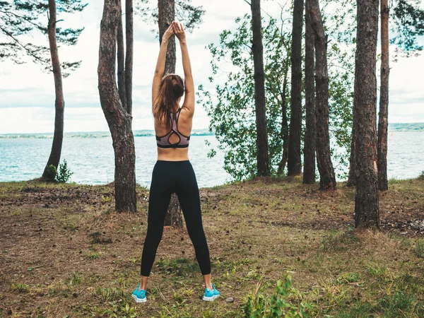 Portret Skoncentrowanej Młodej Kobiety Sportowej Parku Model Umożliwia Ćwiczenia Rozciągające — Zdjęcie stockowe