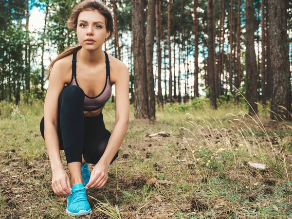 Sportowa Kobieta Przywiązująca Sznurowadła Butów Biegania Przed Treningiem Lesie Sportowiec — Zdjęcie stockowe