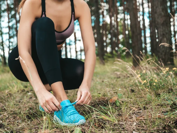 Sportowa Kobieta Przywiązująca Sznurowadła Butów Biegania Przed Treningiem Lesie Sportowiec — Zdjęcie stockowe