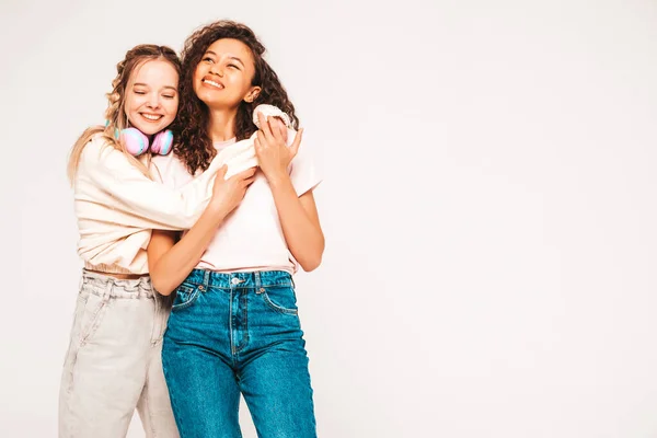 Dos Jóvenes Hermosa Sonriente Internacional Hipster Hembra Ropa Verano Moda —  Fotos de Stock