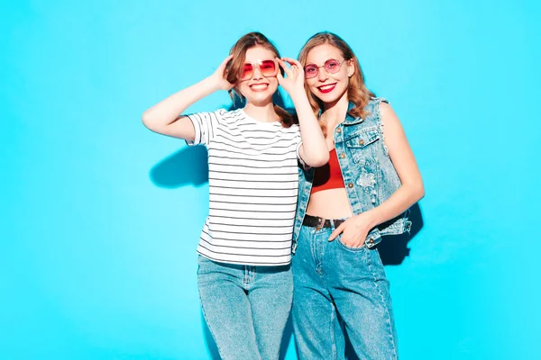 Dos Jóvenes Hermosas Hembras Hipster Sonrientes Con Ropa Verano Moda —  Fotos de Stock