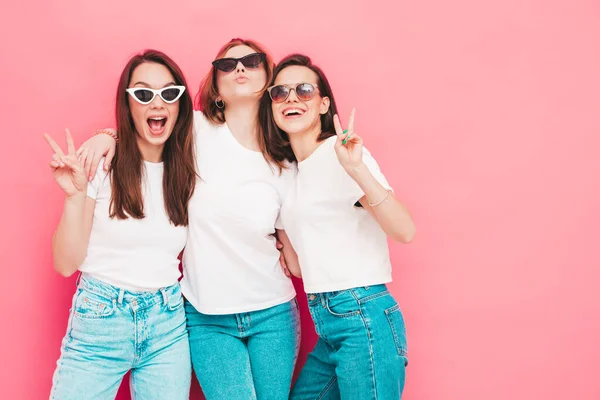 Trois Jeunes Filles Hipster Souriantes Shirt Blanc Tendance Vêtements Jeans — Photo