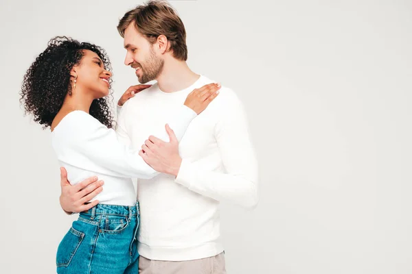 Sorrindo Mulher Bonita Seu Namorado Bonito Feliz Família Multirracial Alegre — Fotografia de Stock