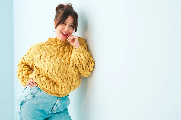 Young Beautiful Smiling Female Trendy Summer Yellow Hipster Sweater Jeans — Stock Photo, Image