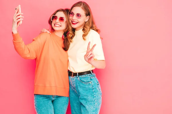 Duas Jovens Bonitas Fêmeas Hipster Sorridentes Roupas Hipster Verão Moda — Fotografia de Stock