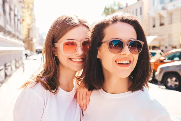 Duas Jovens Bonita Sorridente Hipster Fêmea Moda Verão Branco Shirt — Fotografia de Stock