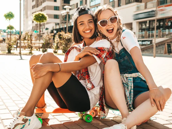 Dos Jóvenes Sonriendo Hermosa Hembra Con Monopatines Centavo Colores Mujeres —  Fotos de Stock