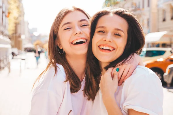 Dwie Młode Piękne Uśmiechnięte Hipsterki Modnych Letnich Białych Shirtach Dżinsach — Zdjęcie stockowe