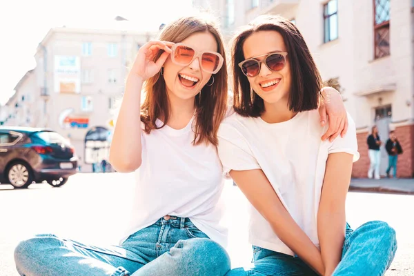 Duas Jovens Bonitas Mulheres Hipster Sorridentes Moda Verão Branco Shirt — Fotografia de Stock
