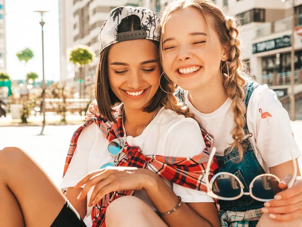 Deux Jeunes Souriantes Belle Femelle Avec Des Skateboards Colorés Penny — Photo