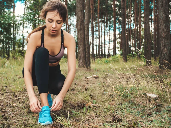 Sportowa Kobieta Przywiązująca Sznurowadła Butów Biegania Przed Treningiem Lesie Sportowiec — Zdjęcie stockowe