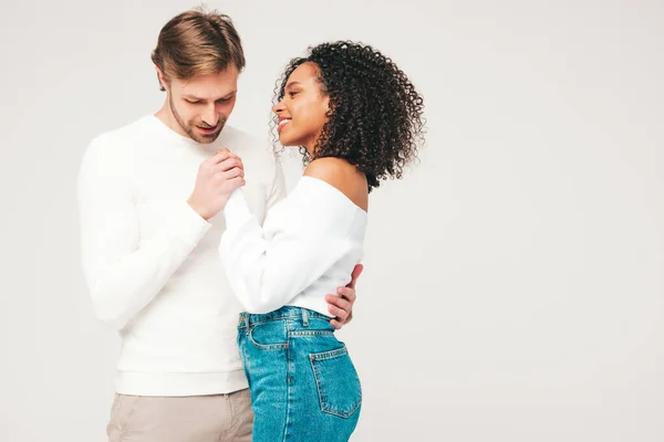 Lächelnde Schöne Frau Und Ihr Schöner Freund Glückliche Fröhliche Multiethnische — Stockfoto