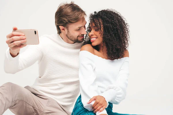 Sorrindo Mulher Bonita Seu Namorado Bonito Feliz Família Multirracial Alegre — Fotografia de Stock