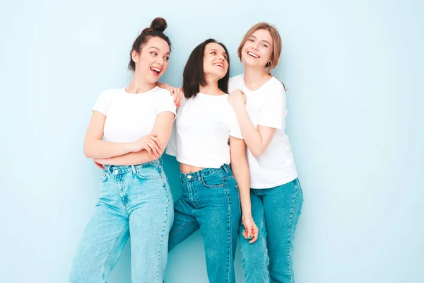 Trois Jeunes Filles Hipster Souriantes Shirt Blanc Tendance Vêtements Jeans — Photo