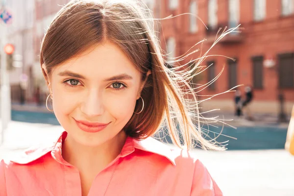 Primer Plano Retrato Joven Hermosa Mujer Hipster Sonriente Ropa Verano —  Fotos de Stock