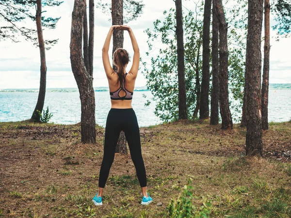 Portret Skoncentrowanej Młodej Kobiety Sportowej Parku Model Umożliwia Ćwiczenia Rozciągające — Zdjęcie stockowe