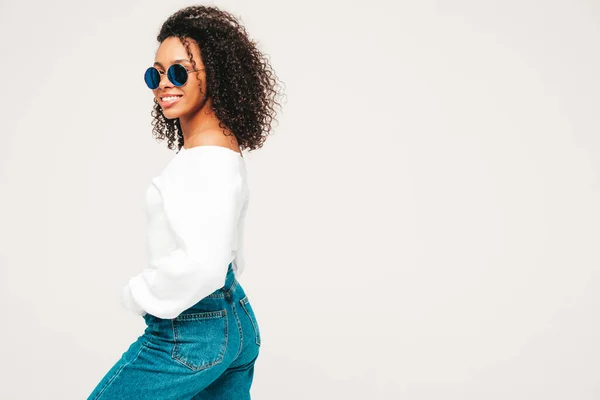 Bella Donna Nera Con Riccioli Afro Acconciatura Modello Sorridente Maglione — Foto Stock