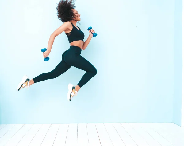 Fitness Sorrindo Mulher Negra Roupas Esportivas Com Cabelos Afro Cachos — Fotografia de Stock