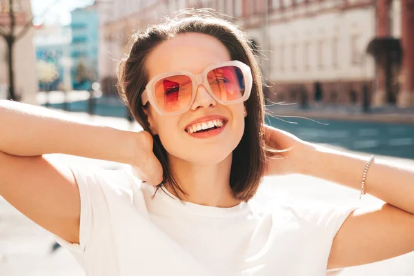 Primer Plano Retrato Joven Hermosa Mujer Hipster Sonriente Ropa Verano — Foto de Stock