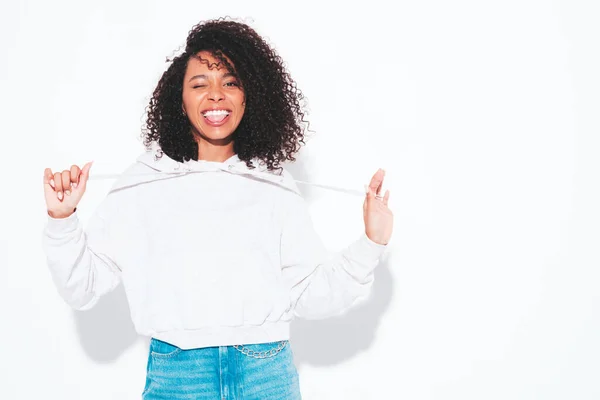 Hermosa Mujer Negra Con Peinado Afro Rizos Modelo Sonriente Ropa — Foto de Stock