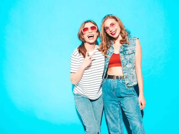 Dos Jóvenes Hermosas Hembras Hipster Sonrientes Ropa Hipster Verano Moda — Foto de Stock