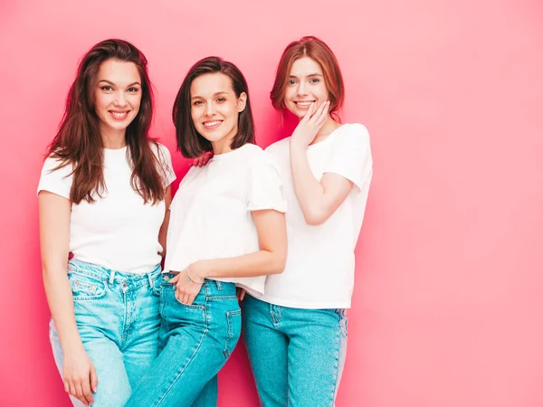Trois Jeunes Filles Hipster Souriantes Shirt Blanc Tendance Vêtements Jeans — Photo