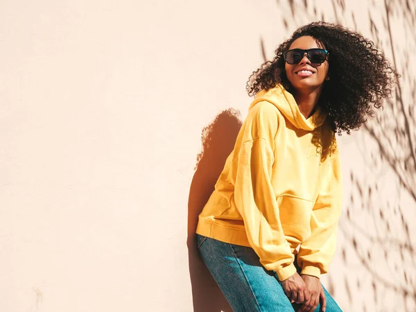 Όμορφη Μαύρη Γυναίκα Αφρο Μπούκλες Χτένισμα Smiling Hipster Μοντέλο Κίτρινο — Φωτογραφία Αρχείου