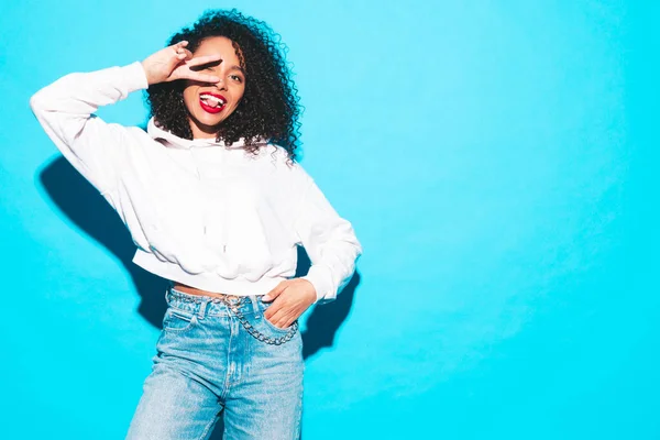 Mulher Preta Bonita Com Afro Cachos Penteado Modelo Sorridente Roupas — Fotografia de Stock