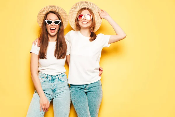 미소를 유행하는 티셔츠와 청바지를 있습니다 섹시하고 걱정없는 여성들 모자를 근처에 — 스톡 사진