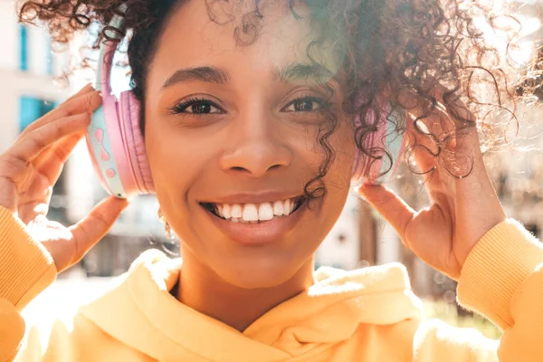 Bella Donna Nera Con Riccioli Afro Acconciatura Modello Sorridente Felpa — Foto Stock