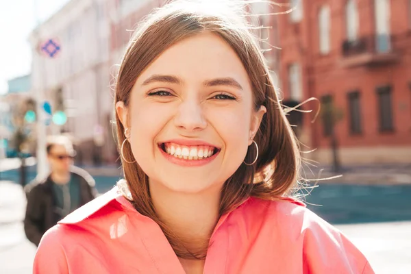 Primer Plano Retrato Joven Hermosa Mujer Hipster Sonriente Ropa Verano — Foto de Stock