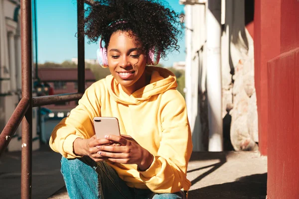 Belle Femme Noire Avec Des Boucles Afro Coiffure Modèle Souriant — Photo