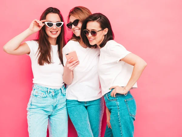 Tři Mladé Krásné Usměvavé Hipsterky Módním Letním Tričku Džínovém Oblečení — Stock fotografie