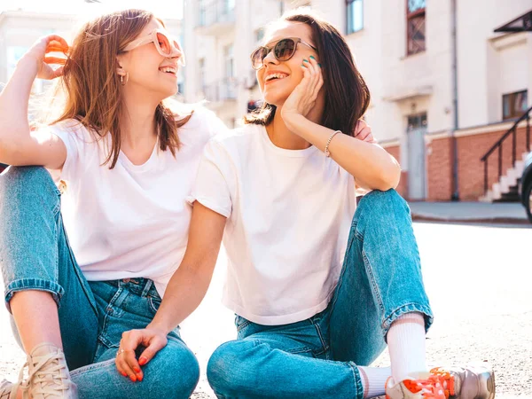 Två Unga Vackra Leende Hipster Kvinna Trendiga Sommar Vit Shirt — Stockfoto