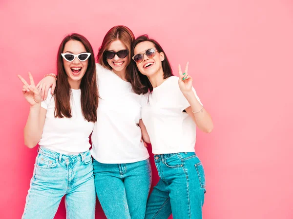 Tres Jóvenes Hermosas Hembras Hipster Sonrientes Moda Misma Camiseta Blanca —  Fotos de Stock