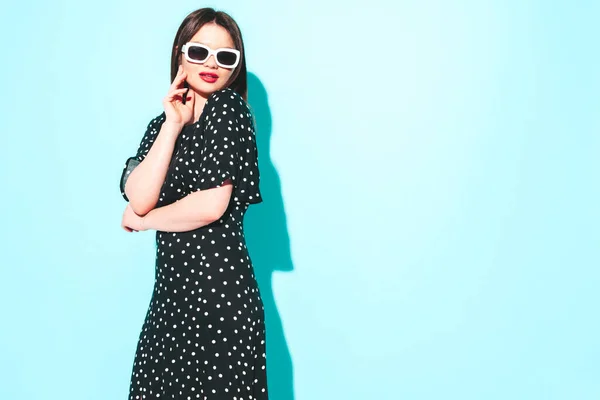 Retrato Alta Moda Joven Hermosa Mujer Morena Con Bonito Vestido —  Fotos de Stock