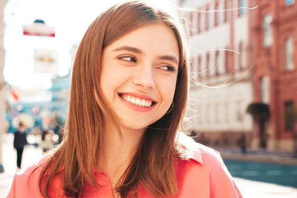 Retrato Close Jovem Bela Mulher Hipster Sorridente Roupas Verão Moda — Fotografia de Stock