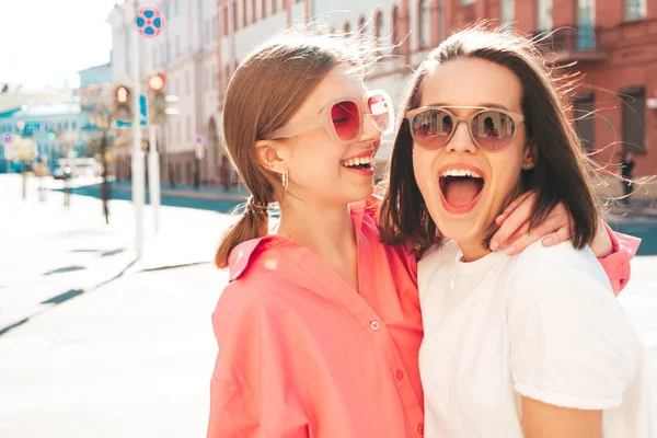 Dos Jóvenes Hermosas Hembras Hipster Sonrientes Ropa Pantalones Vaqueros Blancos — Foto de Stock