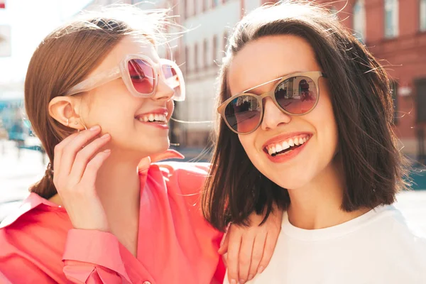 Zwei Junge Schöne Lächelnde Hipsterinnen Trendigen Sommerlichen Weißen Shirts Und — Stockfoto