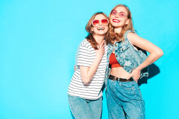 Dvě Mladé Krásné Usměvavé Hipsterky Módních Letních Šatech Sexy Bezstarostné — Stock fotografie