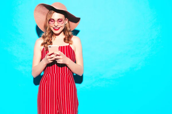 Joven Hermosa Mujer Sonriente Moda Verano Hipster Ropa Monos Rojos —  Fotos de Stock