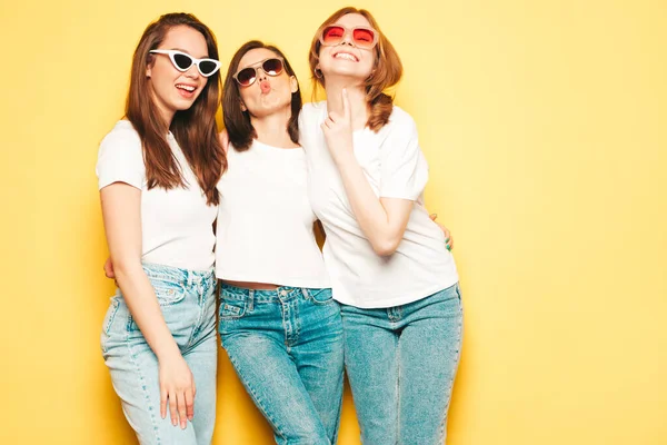 Três Jovens Bonita Sorridente Hipster Fêmea Moda Verão Shirt Branca — Fotografia de Stock